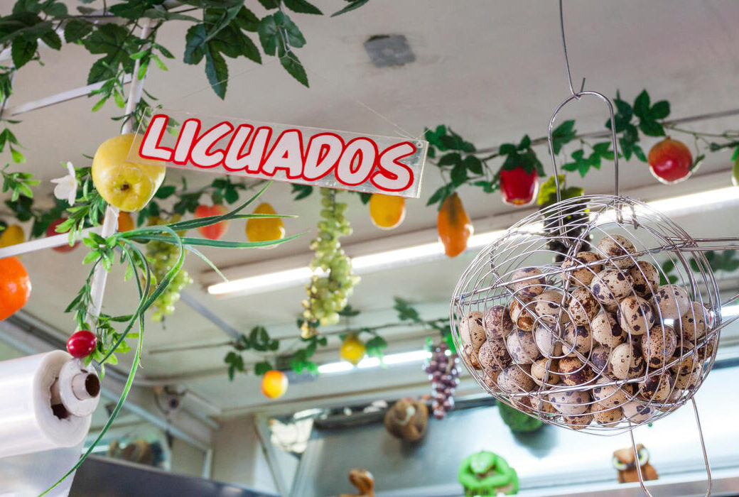 F0AX1A Natural tropical fruit juice shop at market. San Luis Potosi, SLP. Mexico